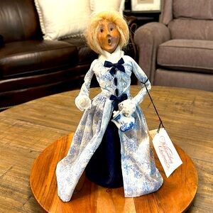 BYERS’ CHOICE WILLIAMSBURG WOMAN WITH TEAPOT CAROLER 2001